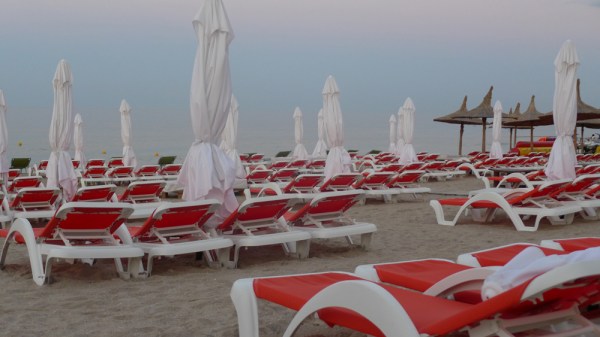 Sur La Plage Abandonnee